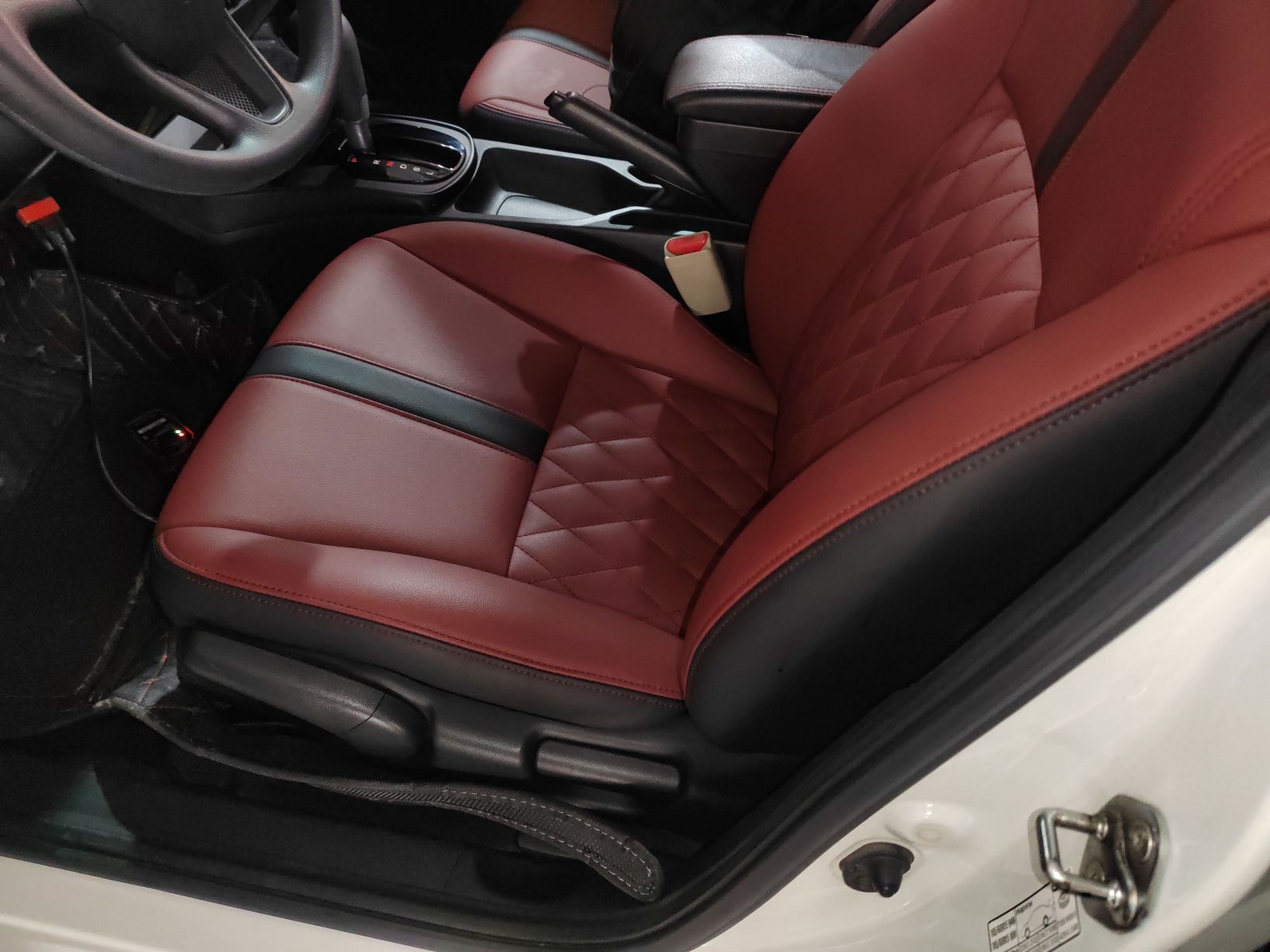 Переднее сиденье в автомобиле