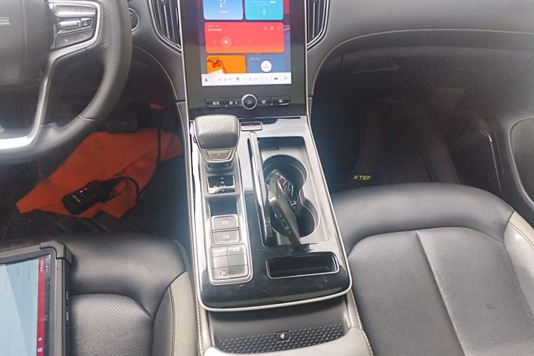 Used Roewe i6 MAX 2020 300TGI Automatic Supreme Edition with Cool Sunroof and Advanced Driving Features
