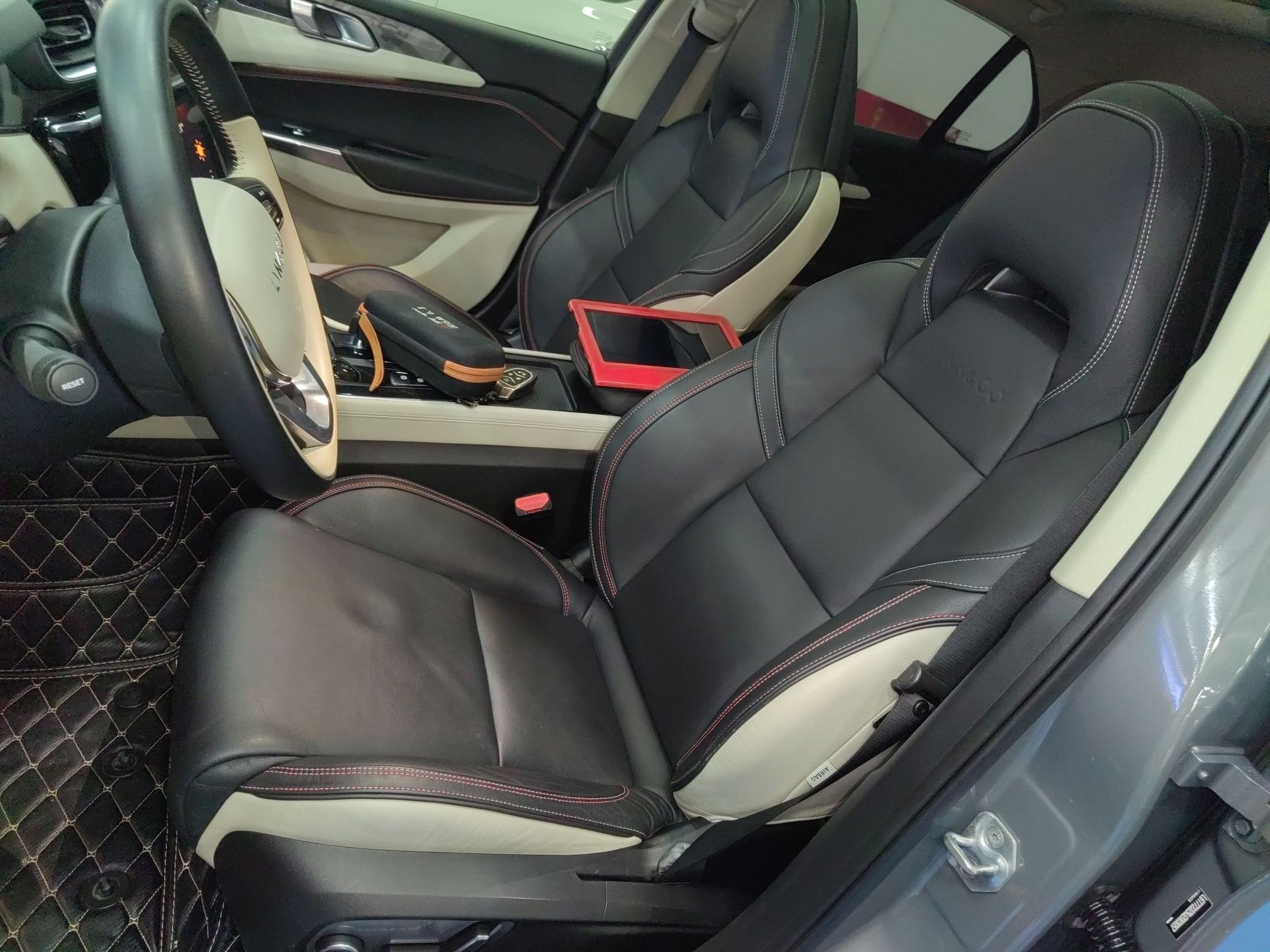 المقاعد الأمامية داخل السيارة