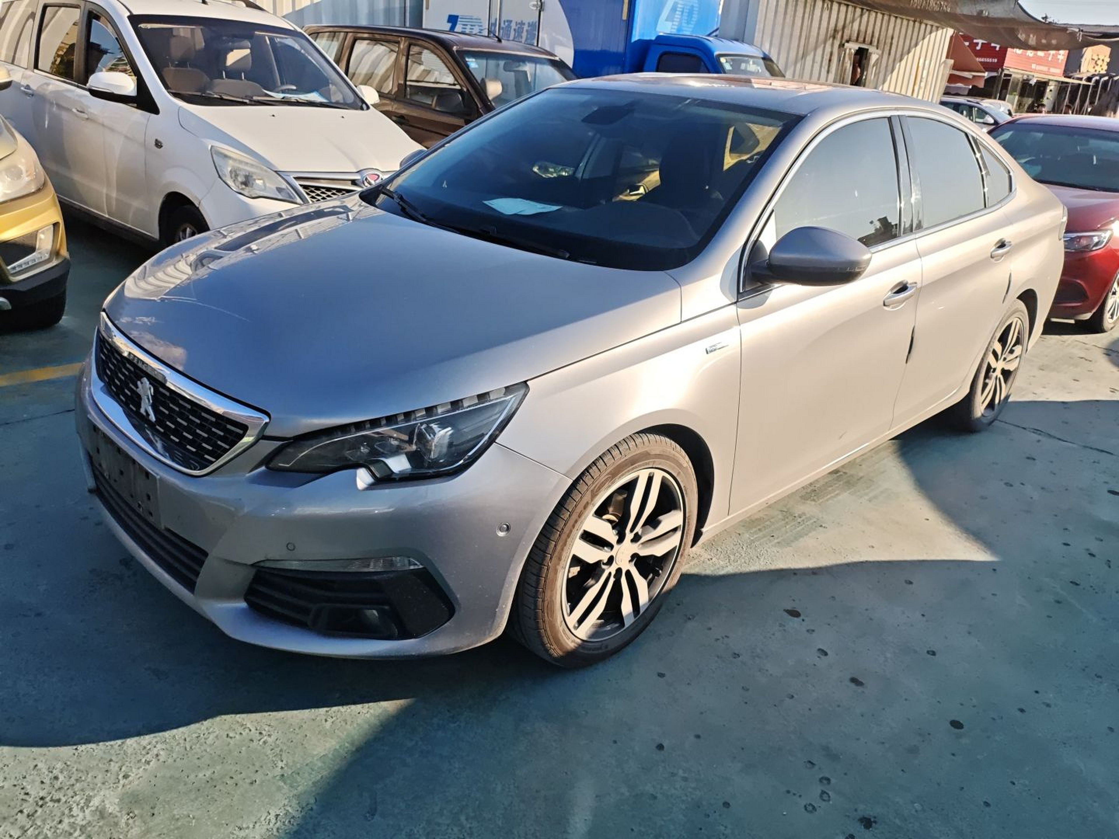 تحت مقدمة السيارة