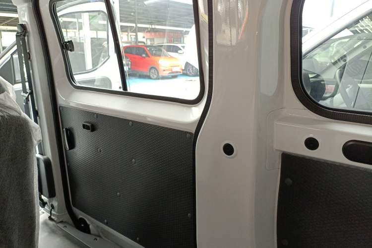 Used Wuling Yangguang 2024 300KM Comfort Version Passenger Van 75kW
