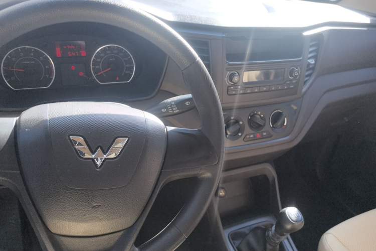 Used Wuling Hongguang V 2019 1.5L Jingqu Version China VI LAR
