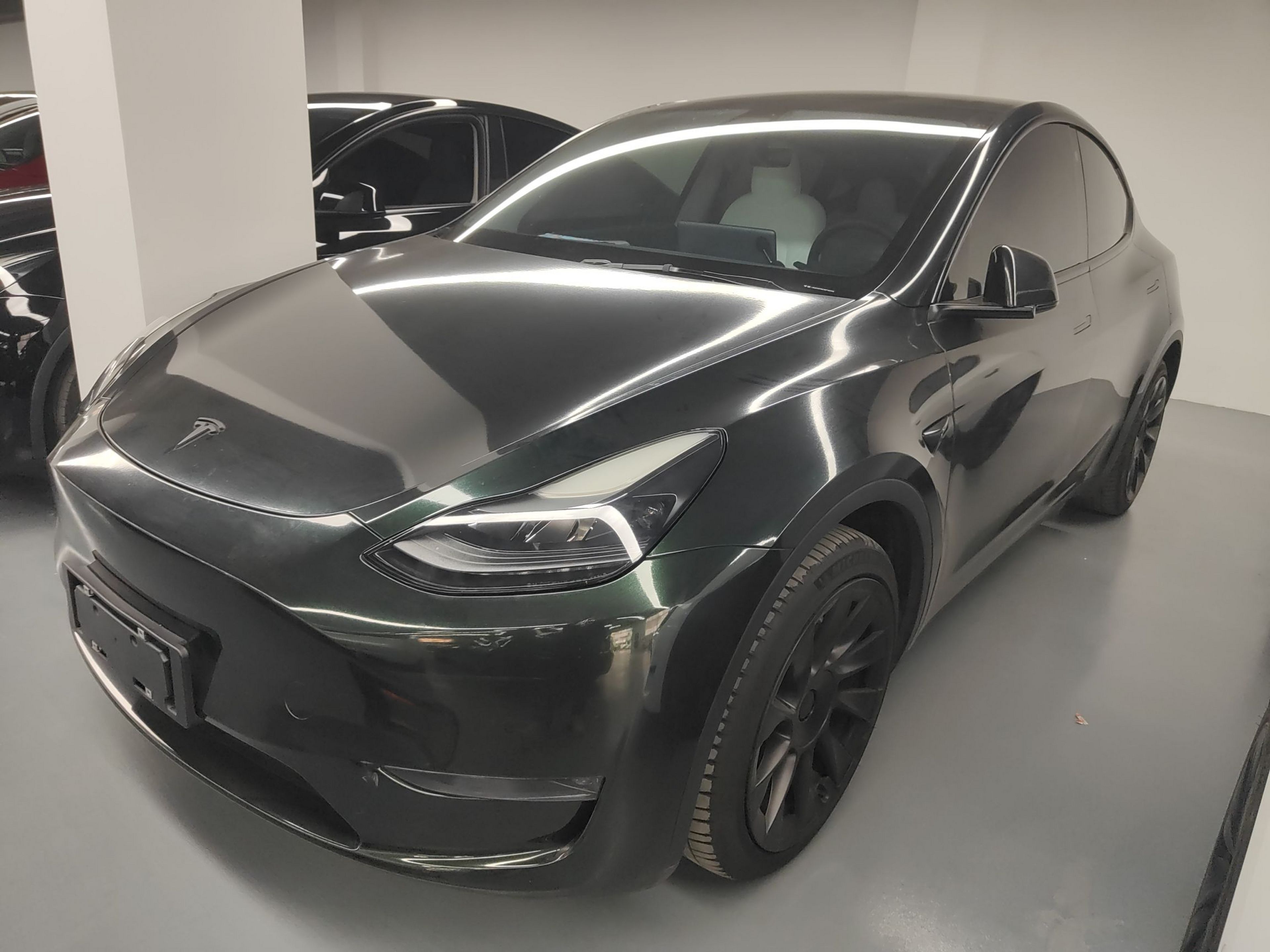 Под передней частью автомобиля