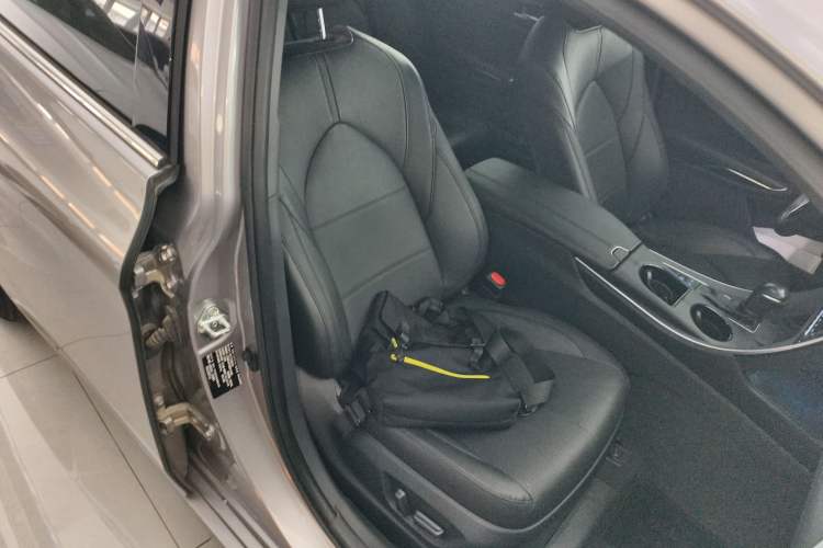 Used Toyota Avalon 2019 Dual-Engine 2.5L Luxury Edition China VI Standard
