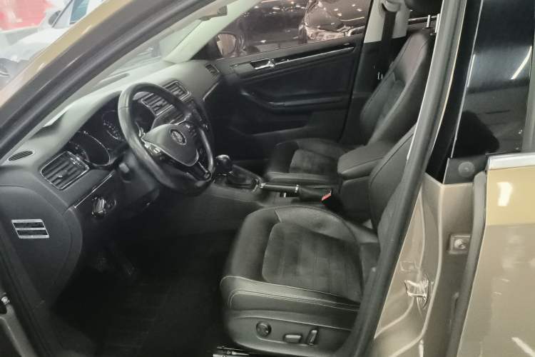 Used Volkswagen Sagitar 2015 230TSI Automatic Luxury Model
