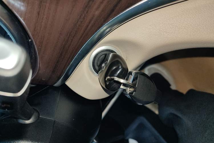 Used Mercedes-Benz V-Class 2021 V 260 Avantgarde Edition
