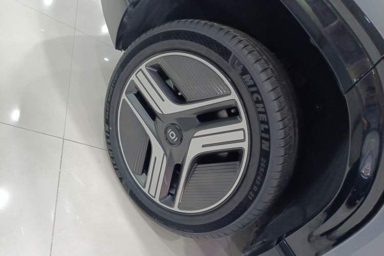 Used  E07 2025 All-Electric 4x4 90kWh Ultra High-Performance Edition
